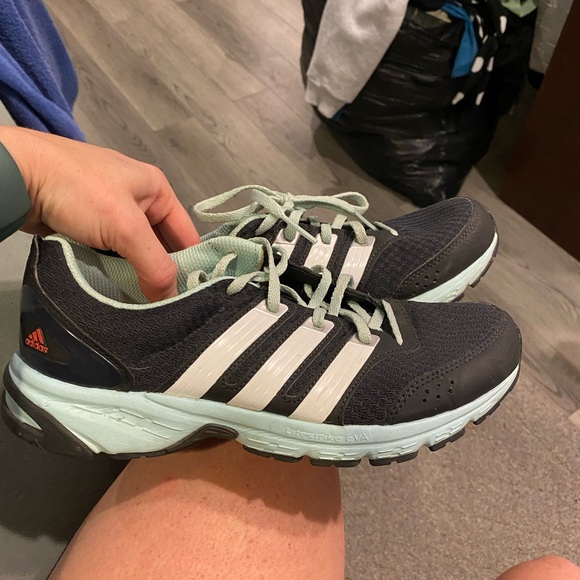 Size 8 Adidas running shoes - Picture 4 of 4